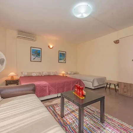 Къща за гости House Gendar, 3*